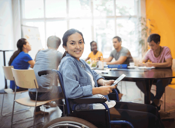 Uma mulher em uma cadeira de rodas segurando um papel
