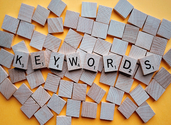 Peças com uma letra em casa, formando a palavra "Keywords"