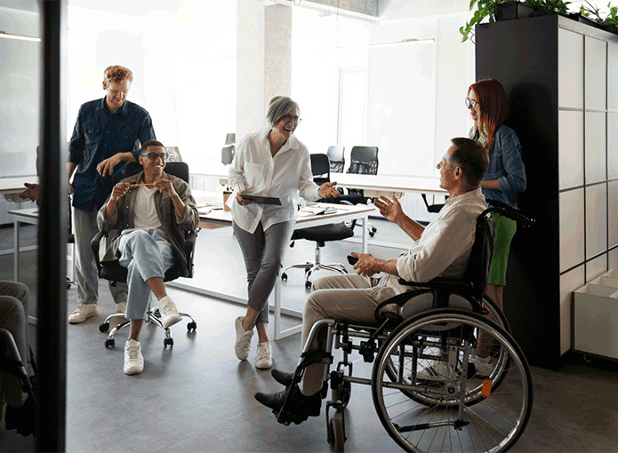 Um grupo de pessoas em uma sala com cadeira de rodas