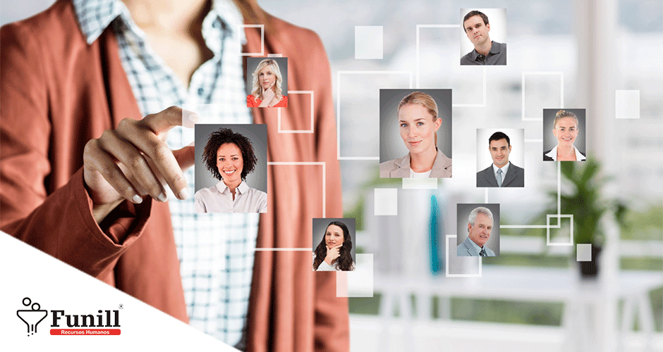 Mulher interage com painel digital exibindo estrutura de equipe com fotos de colaboradores