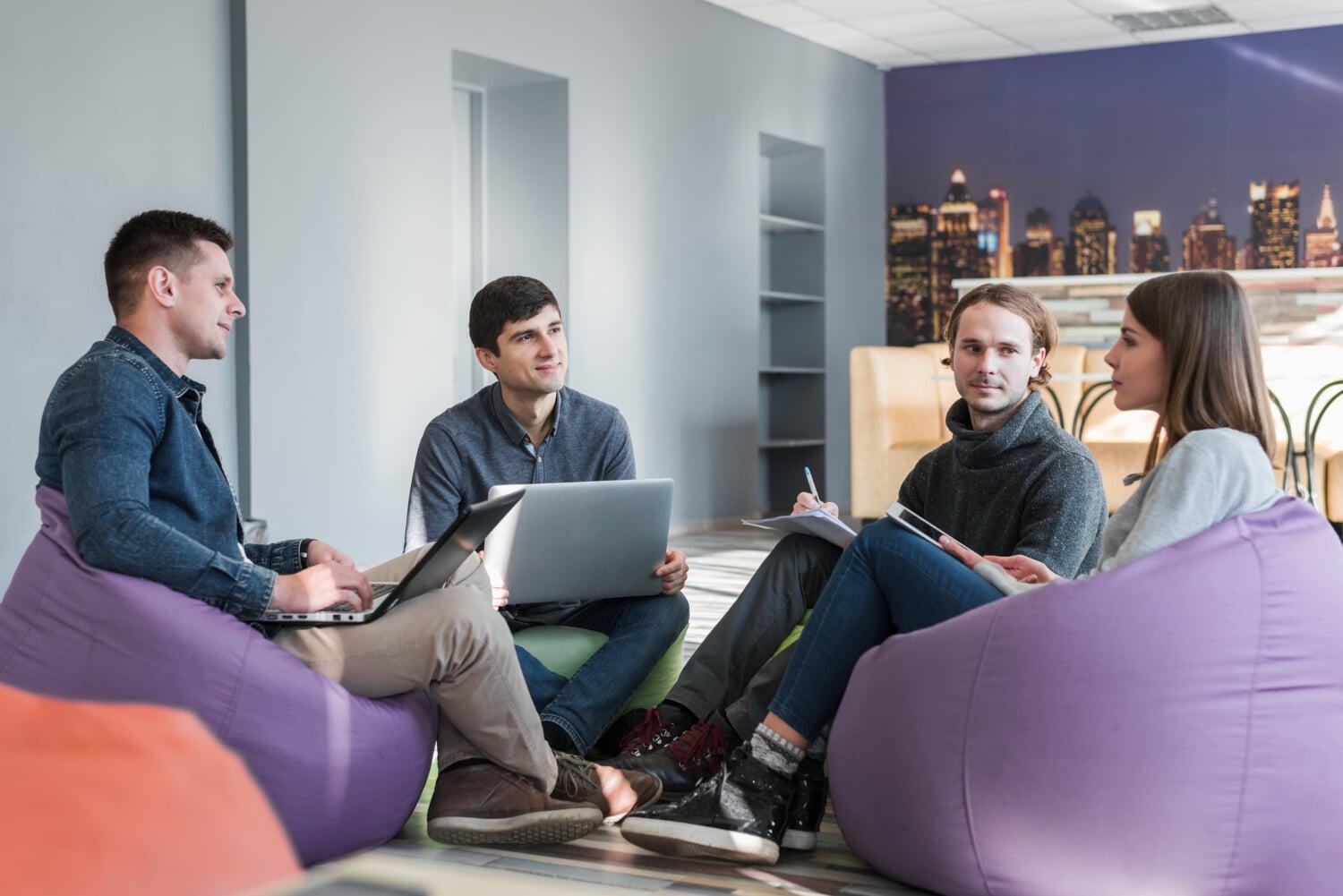 Equipe reunida em ambiente informal discutindo estratégias de recrutamento