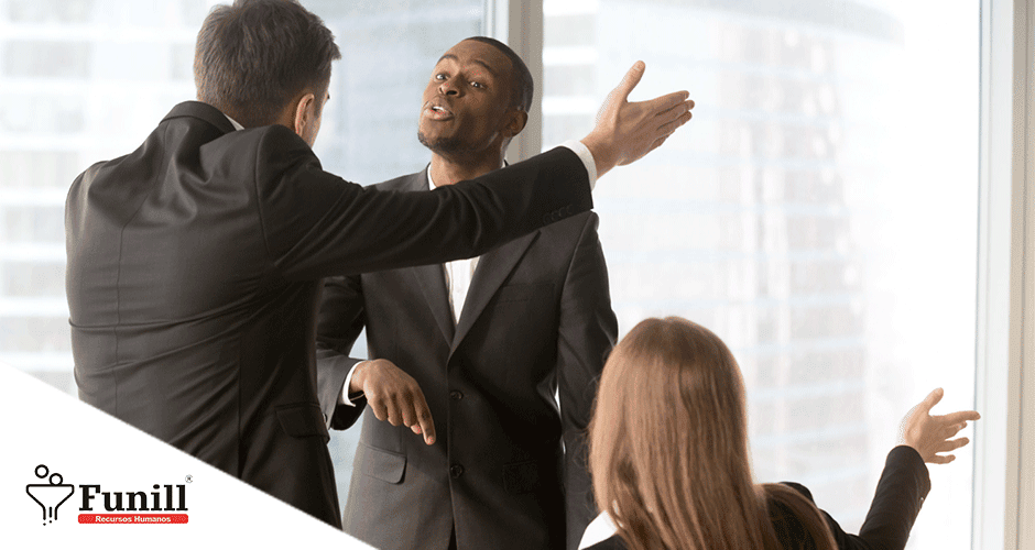 Discussão entre colegas de trabalho em ambiente corporativo, demonstrando conflito entre profissionais