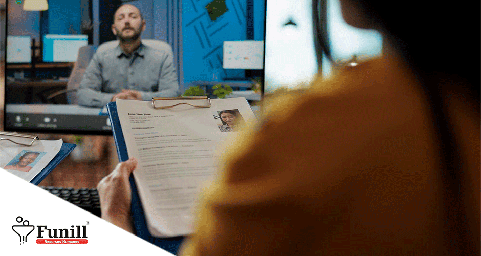 Recrutadora avaliando currículos durante entrevista por videoconferência