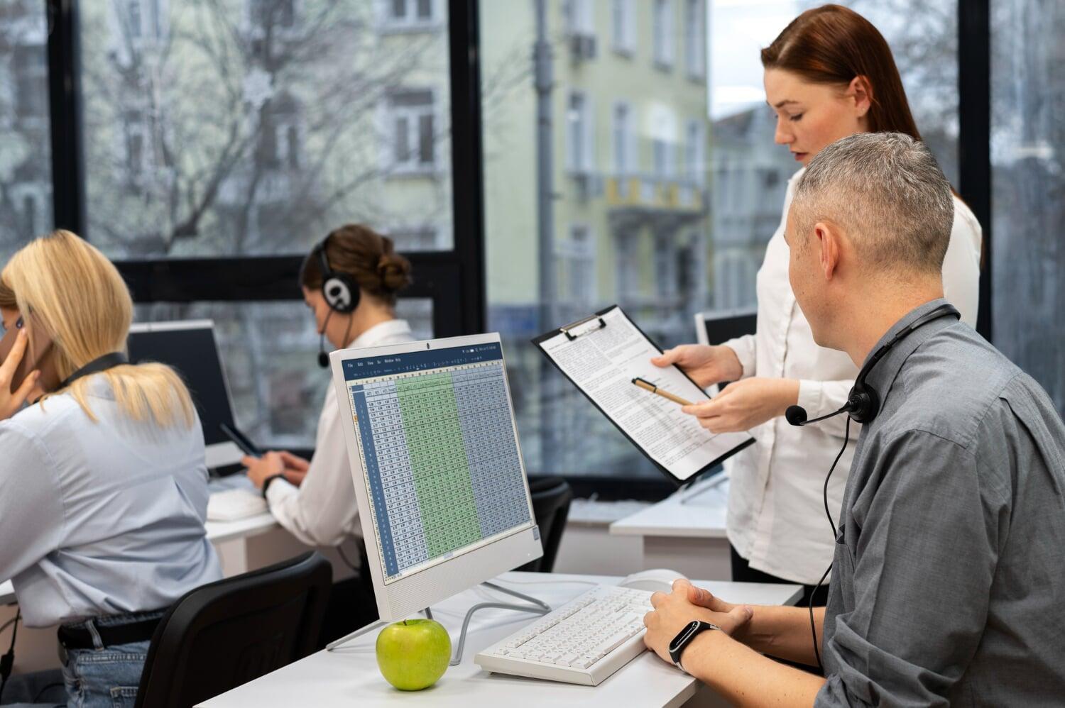 Profissionais de RH analisando dados de candidatos em escritório de recrutamento