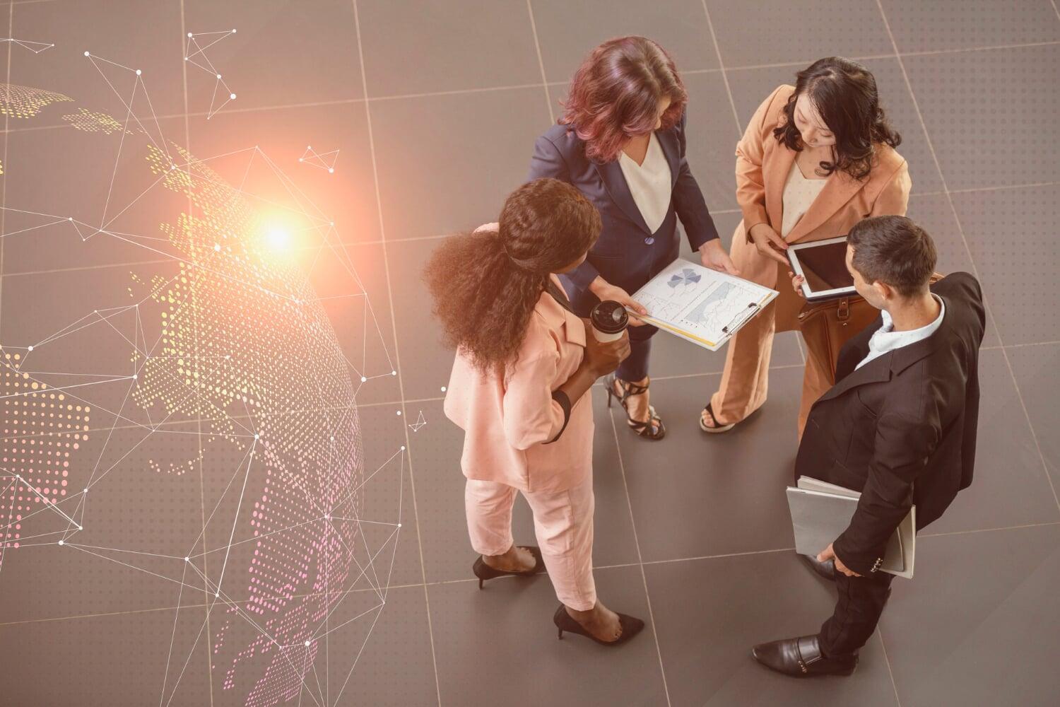 Grupo de executivos discutindo documentos estratégicos em ambiente corporativo