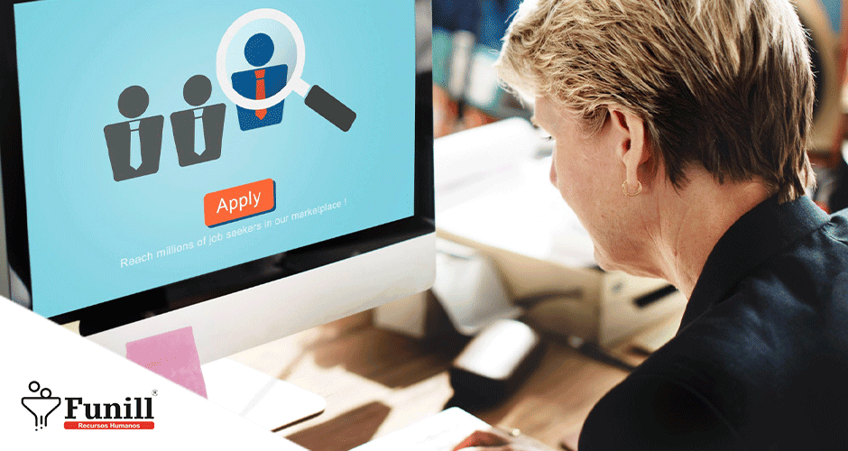 Profissional utilizando sistema online de recrutamento em computador com tela exibindo ícone de seleção de candidato