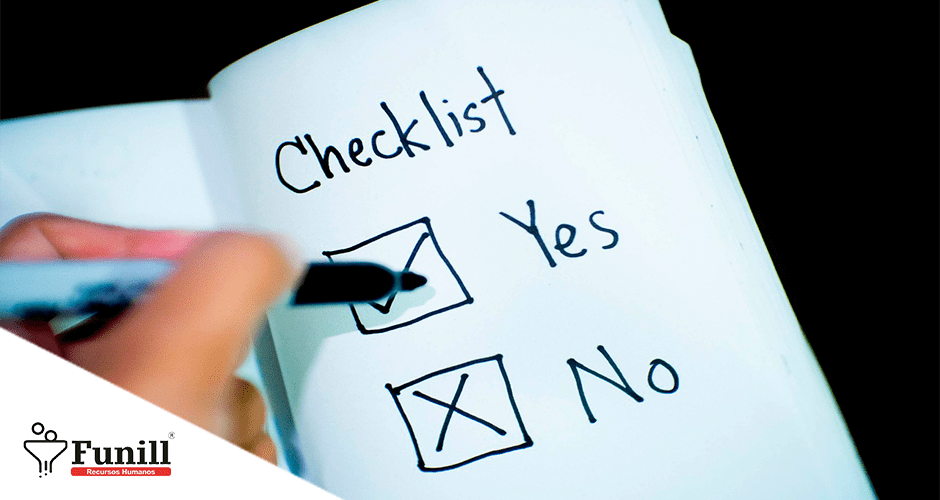 Pessoa marcando "Yes" numa folha de checklist