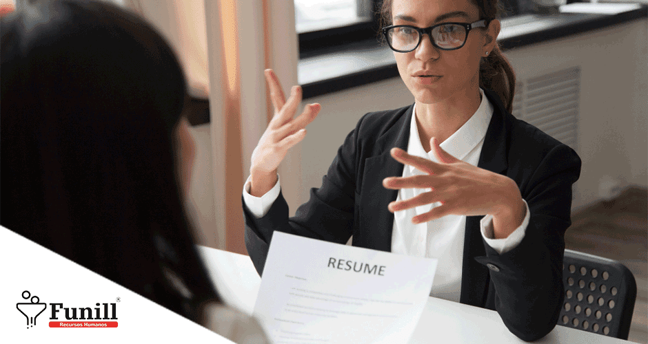 Candidata feminina em entrevista de emprego