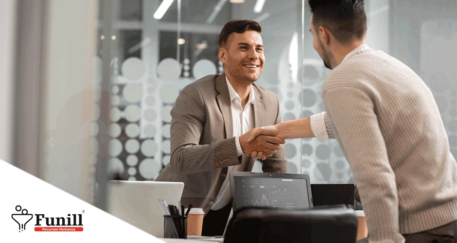 Dois homens apertando as mãos em um escritório