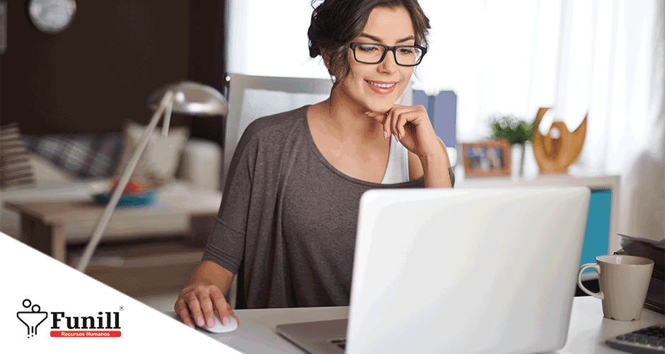 Uma mulher sentada em frente a um laptop